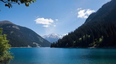 Dağlardaki gölün görkemli manzarası.