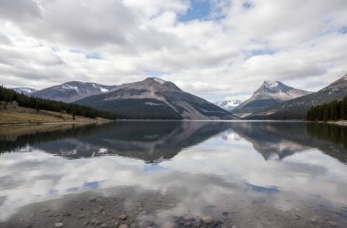 Dağlarda yansıyan güzel bir göl görüntüsü.