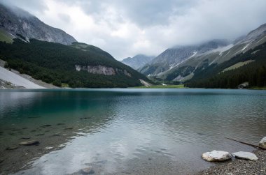 Dağlardaki güzel göl manzarası
