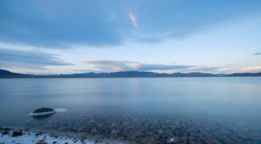 Göl ve dağlarla dolu güzel bir manzara.