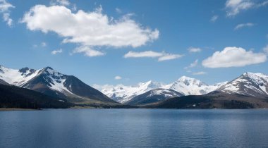 Göl ve dağlarla dolu güzel bir manzara.