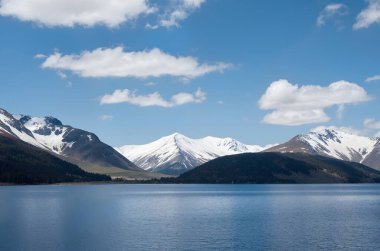 Dağlardaki gölün güzel manzarası