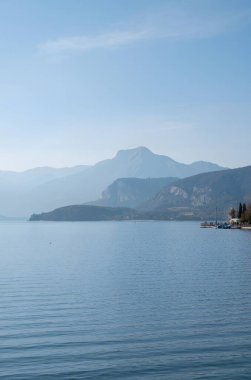 Dağlardaki güzel göl