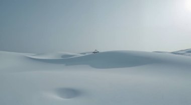 Karda yürüyen bir adamın 3 boyutlu görüntüsü.