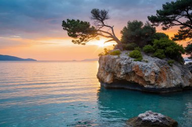 Denizin üzerinde güzel bir gün batımı