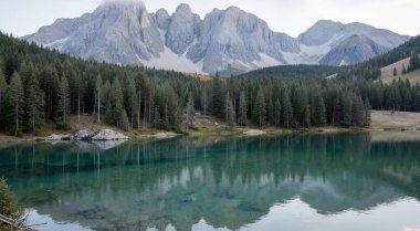 Göl ve dağlarla dolu güzel bir manzara.