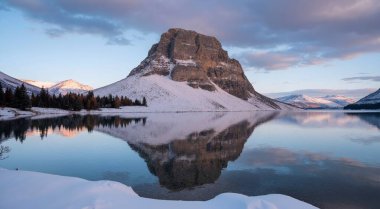 dağlarda kayalık göl