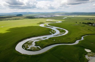 Dağlardaki nehrin güzel manzarası
