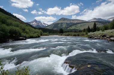 Dağlardaki nehrin güzel manzarası