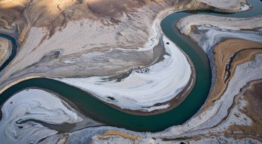 Dağlardaki nehrin havadan görünüşü