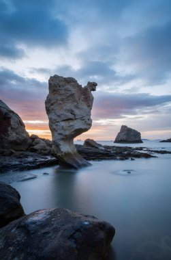 Denizin üzerinde güzel bir gün batımı