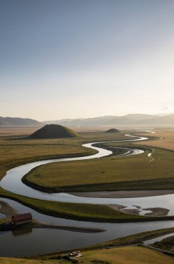Dağlardaki güzel göl manzarası