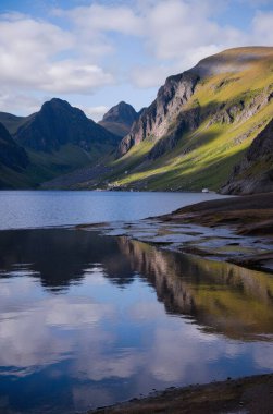 Göl ve dağlarla dolu güzel bir manzara.