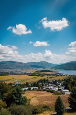 Dağlarda nehri olan güzel bir manzara.