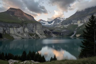 Yansımalı göl manzarası