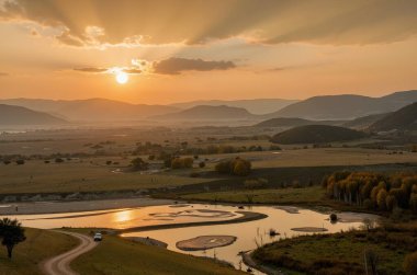 Gölün üzerinde güzel bir gün batımı