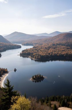 Güzel göl manzarası