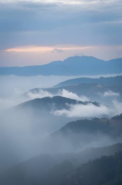Dağlarda güzel bir gün batımı