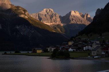 Dağlardaki güzel dağ manzarası