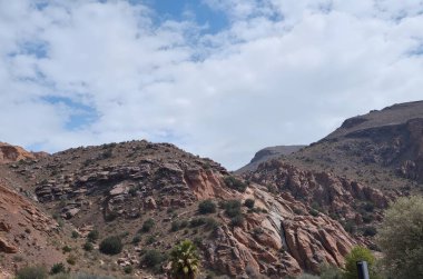 Çöldeki dağların manzarası