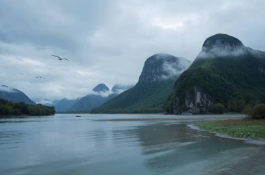 Göl ve dağlarla dolu güzel bir manzara.