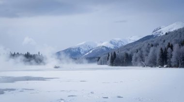 Karlı ve dağlı güzel bir manzara.
