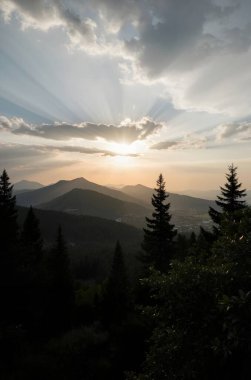 Dağlarda güzel bir gün batımı