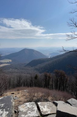 Dağlardaki tepelerin güzel bir görüntüsü.
