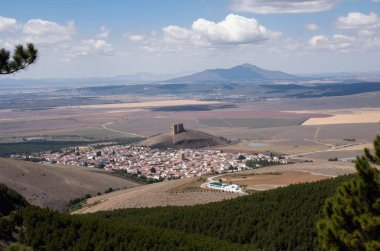 İspanya kırsalının yeşil bir tarlası ve beyaz bir dağı olan güzel bir görüntüsü.