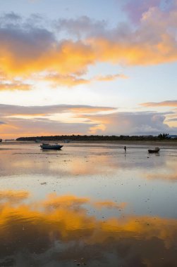 Denizin üzerinde güzel bir gün batımı