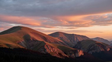 Dağlarda gün batımı
