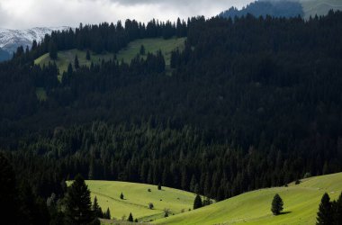 Dağları ve bulutları olan güzel bir manzara