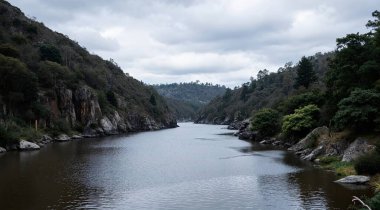 Dağlardaki nehrin güzel manzarası