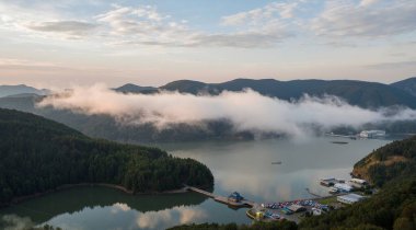 Dağlardaki güzel göl manzarası