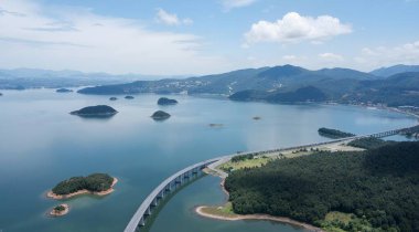 Dağlardaki güzel göl manzarası