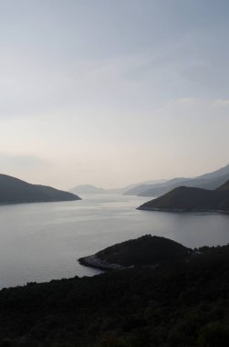 Arkasında bir göl olan güzel bir manzara.