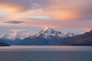 Dağlardaki güzel göl manzarası