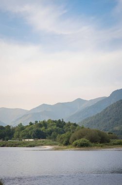 Gün batımında nehir ve dağ manzarası