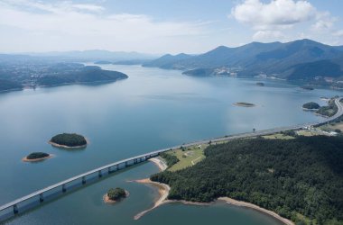 Dağlardaki nehrin güzel manzarası