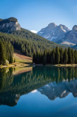Dağların ve gölün güzel manzarası