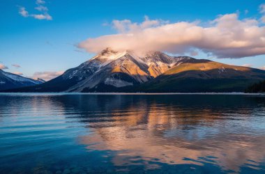 Göl ve dağlarla dolu güzel bir manzara.