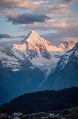 Sabahları dağların güzel manzarası