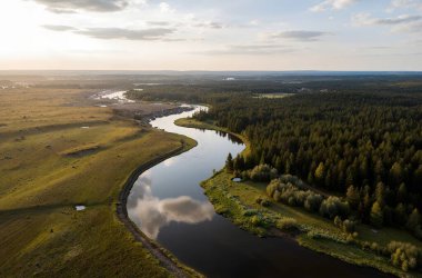 Göl, orman ve nehrin havadan görünüşü