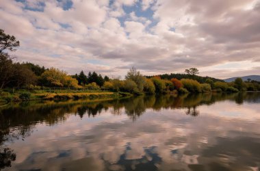 Arkasında bir göl olan güzel bir manzara.