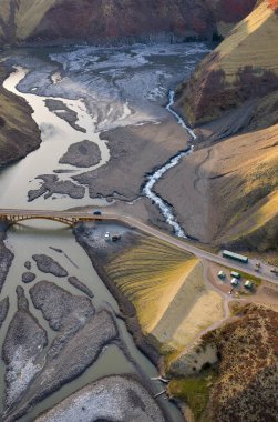 Dağları ve bulutları olan güzel bir manzara