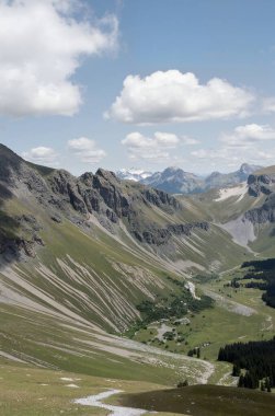 Dağlı ve karlı bir dağ manzarası