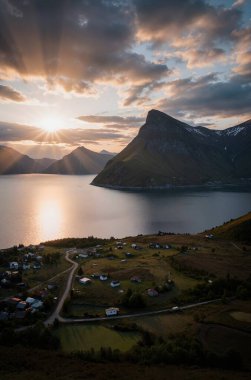 Norveç 'teki dağların üzerinden gün batımının güzel bir görüntüsü.