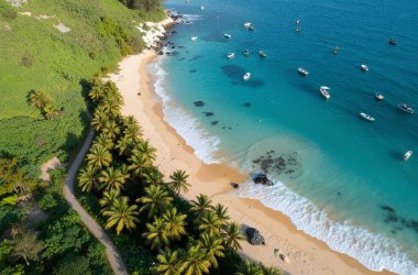Yazın deniz manzarası ve plaj manzarası.
