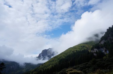 Dağları ve bulutları olan güzel bir manzara