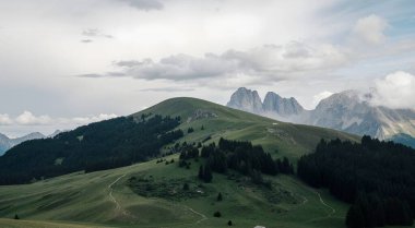 Alplerdeki güzel dağ manzarası